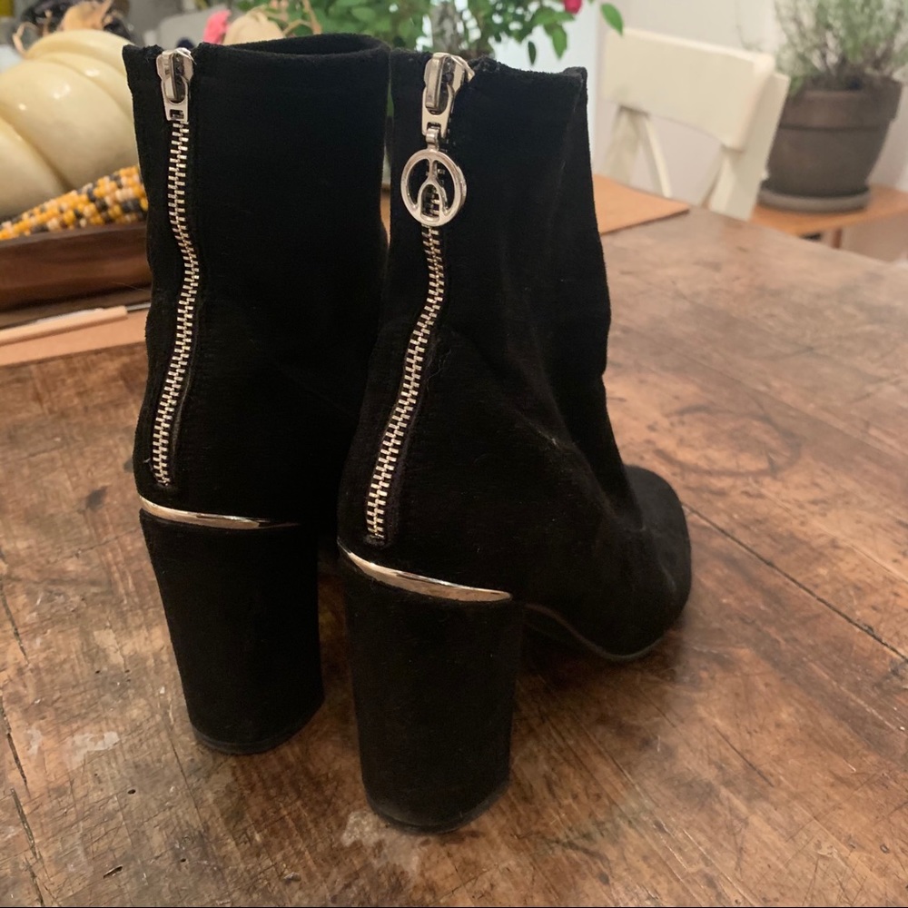 Wishbone black suede boots